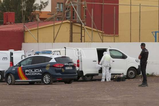 Aparece el cuerpo sin vida de un hombre en una furgoneta en un solar de Clavellinas (Foto TA)